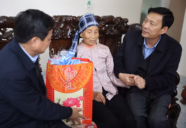 广宁省省委书记阮文读来到莅临下龙市看望慰问大安坊的越南英雄母亲范氏专