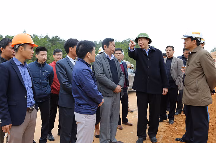 广宁省人委会主席阮德龙视察核心交通项目的施工进度