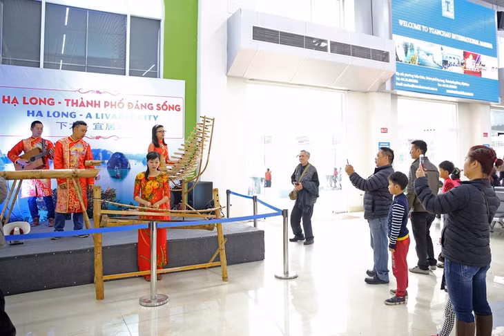 Các du khách say mê với món quà văn hóa mang đậm bản sắc Việt Nam.