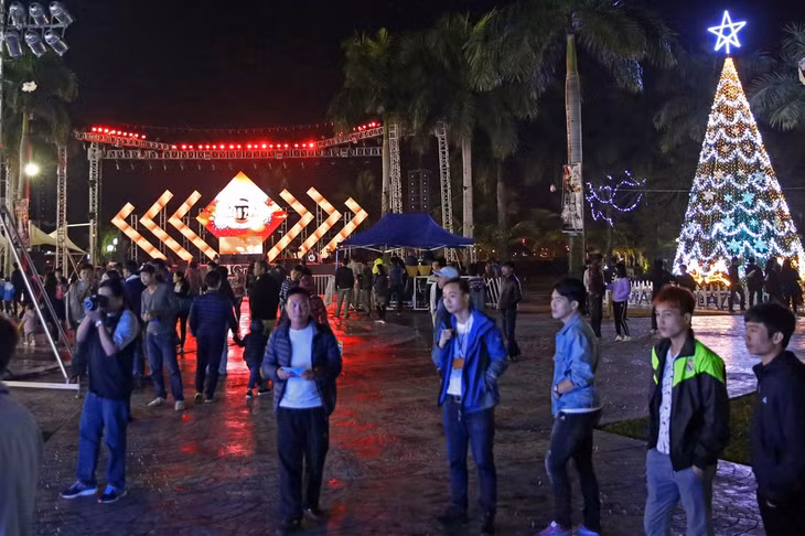 Các bạn trẻ đổ về các khu vui chơi 