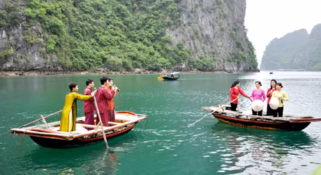 下龙湾渔民男女对唱（图片来源：baoquangninh.com）