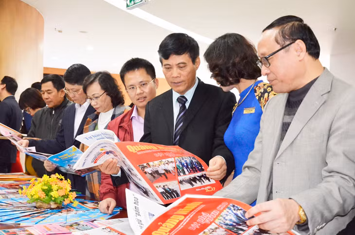 报刊展吸引很多游客来参观 （图片来源:广宁报）