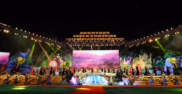 2018年第六届全国天曲天琴艺术节开幕式场景。 越通社记者 成达 摄