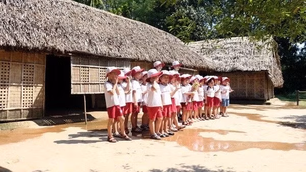 小孩们参观金莲遗迹区。（图片来源：越通社）