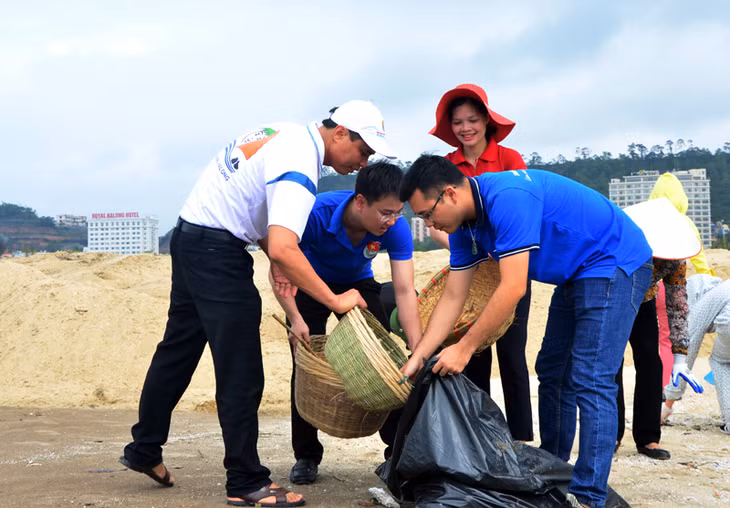 群众热情参加下龙湾海滩清洁活动。（图片来源：广宁报）