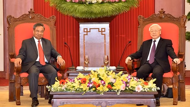 越共中央总书记阮富仲会见老挝党中央组织部长占西。（登科 摄）