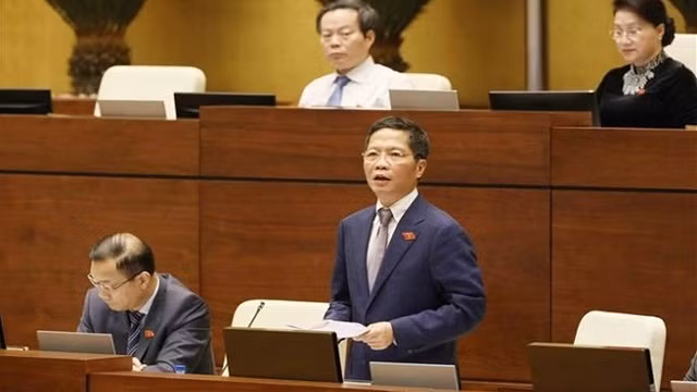 工贸部部长陈俊英发表讲话。