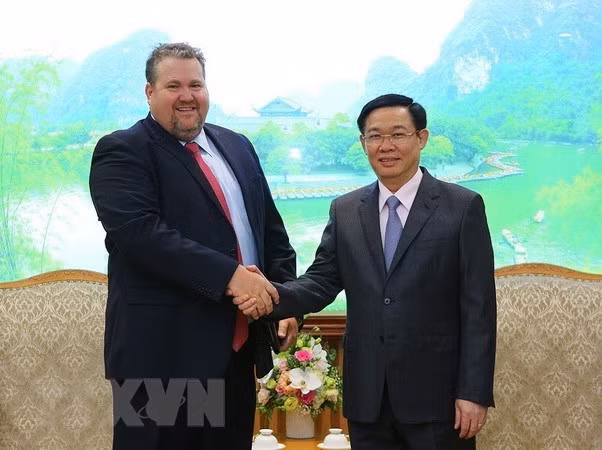 越南政府副总理王廷惠（右）与美国爱依斯电力公司负责越南市场总经理大卫•斯通。（图片来源：越通社）