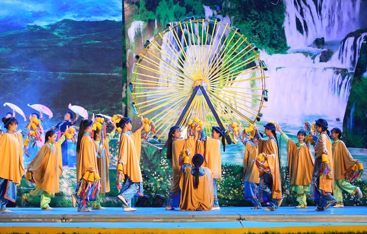 2018年第六届全国天曲—天琴艺术联欢会开幕式场景。 越通社记者 成达 摄