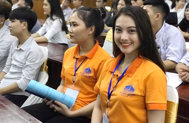 我省下龙大学黎氏轩选手在饭店服务业技能赛项以96/100的分数荣获二等奖。