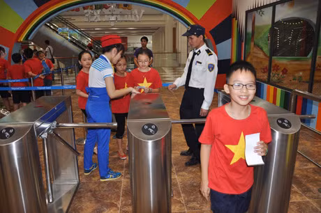 Những trẻ em đầu tiên vào khu vui chơi.
