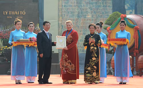 联合国教科文组织驻越南代表凯瑟琳•穆勒•马林是因对首都建设事业的贡献而获得首都优秀公民称号的12个外国人之一。