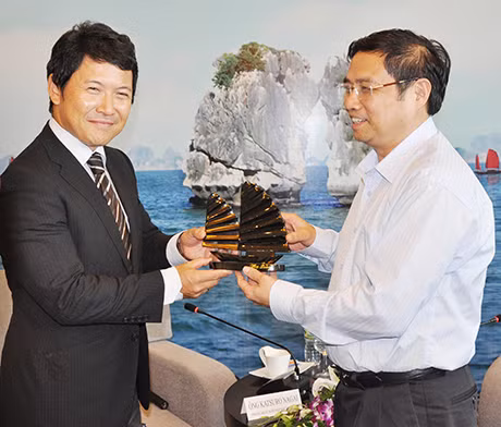我省省委书记范明正向驻越南的日本大使馆公使Katsuro Nagai赠送纪念品。