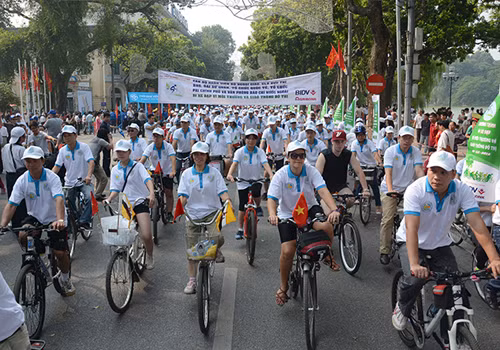600 人进行题为“环保与城市交通”的自行车巡游活动。