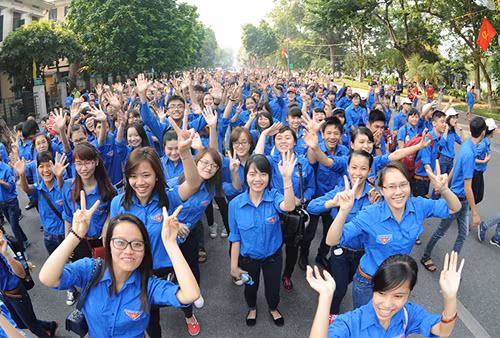 年轻人高兴彩烈地参加题为“和平”的竞走活动。