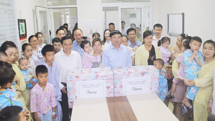 广宁省和下龙是领导给广宁妇幼医院的儿童赠送礼物。