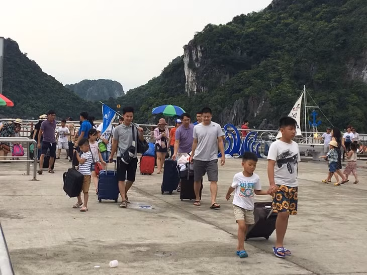 4月30日在游客盖龙港搭船参观云屯县海岛旅游线路。