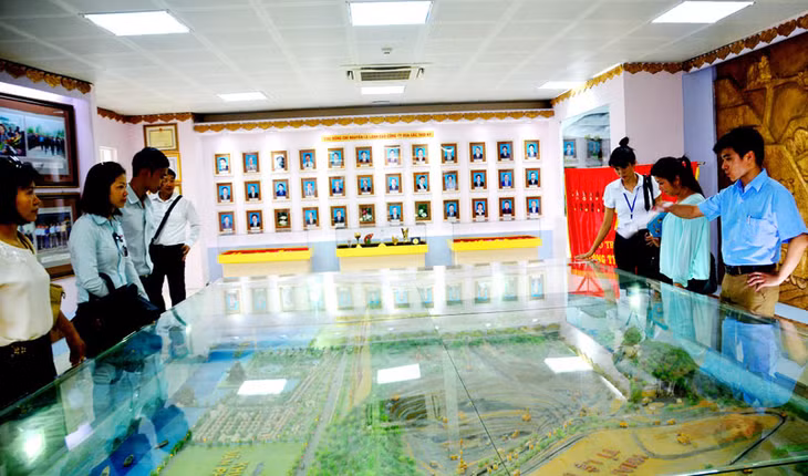 Mở đầu hành trình, du khách sẽ tham quan nhà truyền thống Công ty CP Than Cao Sơn; tham quan sa bàn quy mô khu mỏ. Đây như một thước phim thu nhỏ giúp du khách hiểu về mỏ.