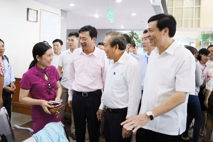 政府副总理张和平在我省公共行政中心与前来办理行政手续的居民交谈，了解我省公共行政中心的效益。(图片来源:广宁报 )