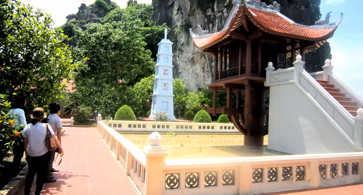 Trong hành trình, du khách được tham quan công viên văn hoá Cao Sơn lưu thuỷ tuyệt đẹp, nơi công nhân thư giãn sau giờ làm việc.