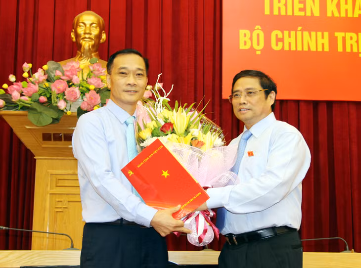 政治局委员、党中央书记、中央组织部部长范明正向武宏青同志授予政治局的 决定。