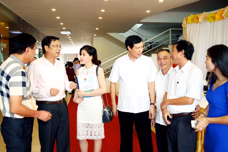 我省领导与企业代表交换意见。