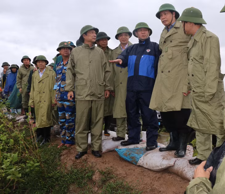 政府副总理王庭惠和我省领导视察广安市台风预防工作。 （图片来源：广宁报）
