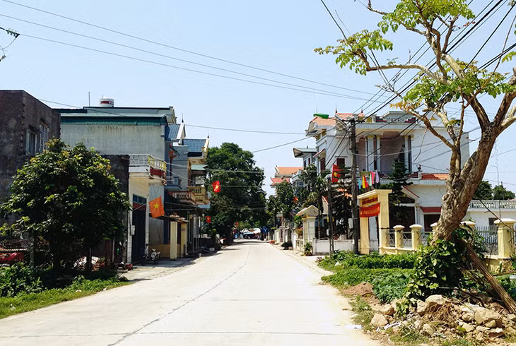 芒街市海春乡入乡道路换上新面貌。
