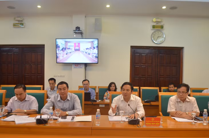 广宁省人委会常设副主席邓辉在会议上发表讲话 （图片来源：https://media.baoquangninh.com.vn/）
