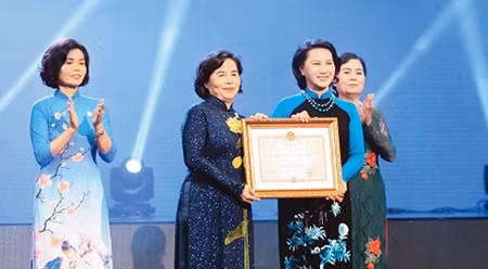 阮氏金银主席向越南乳制品股份公司授予国家主席颁发的三级独立勋章。