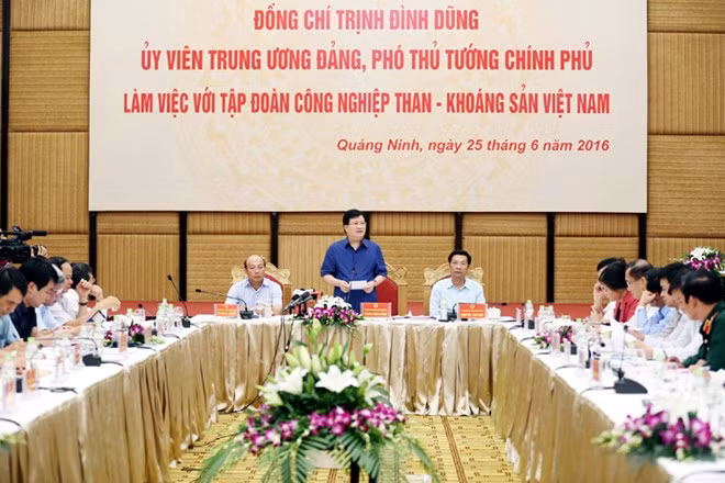 越南政府副总理郑廷勇与越南煤炭矿业集团领导举行工作会议（图片来源：广宁报）