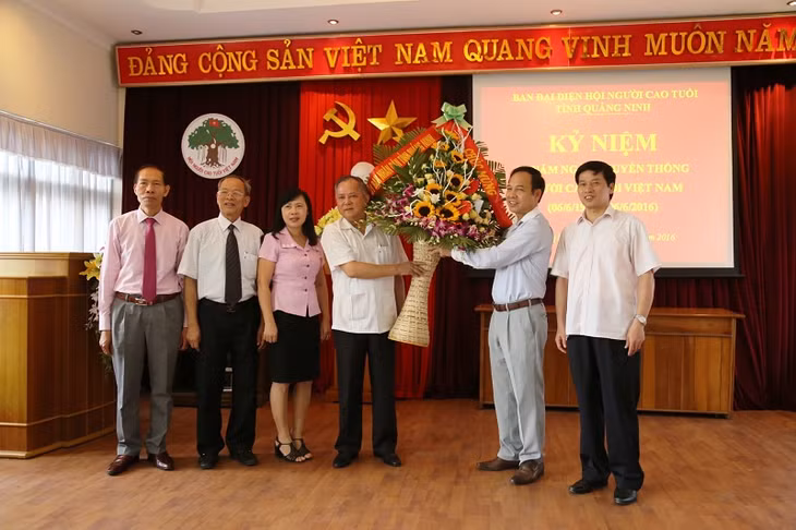 省委常委会委员、人民委员会副主席邓辉厚送鲜花祝贺老年人代表协会
