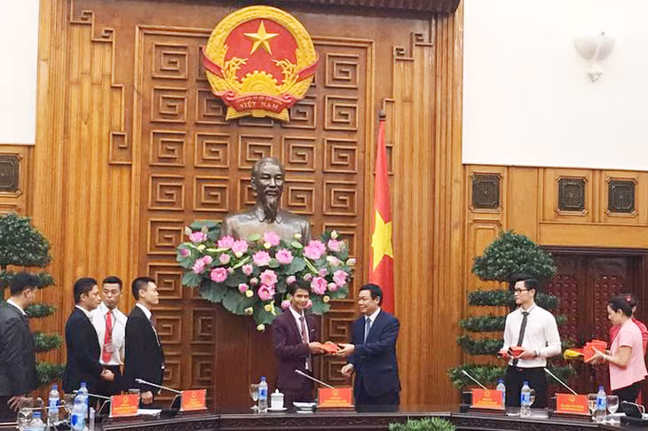 政府副总理王庭惠向天光责任有限公司经理裴天光表示祝贺。