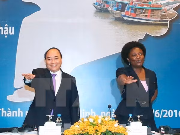 越南政府总理阮春福与世界银行东亚与太平洋地区事务副行长维多利亚•克瓦(图片来源：越通社）