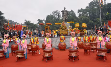 Dàn trống hội tưng bừng, sôi động tại nghi lễ dừng chân tại Khu tượng đài Hưng Nhượng Vương Trần Quốc Tảng.