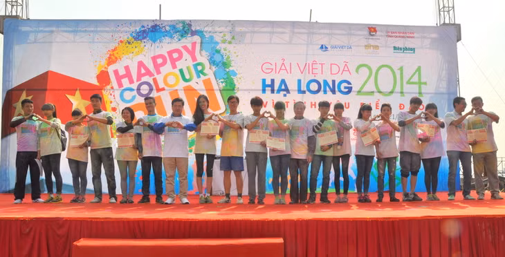 10 cặp đôi về đích đầu tiên của giải Việt dã Hạ Long 2014 được trao thưởng và cùng hưởng ứng chương trình 