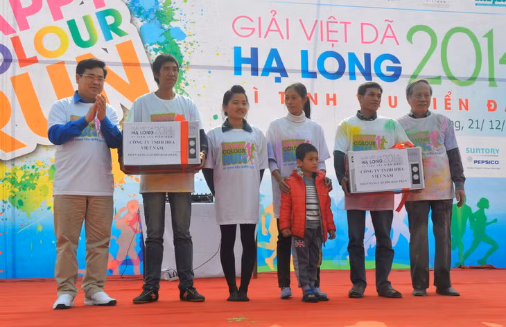 Ban Tổ chức tặng quà lưu niệm cho các cặp vợ chồng thanh niên đảo Trần.