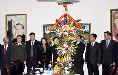 范书记向鸿基教区代表赠送鲜花致以祝福。