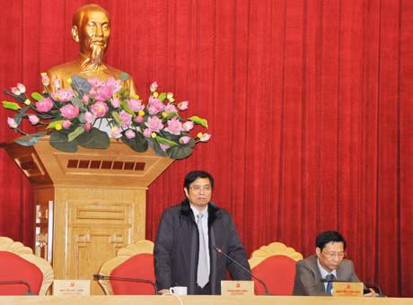我省省委书记范明正在会上发表讲话。