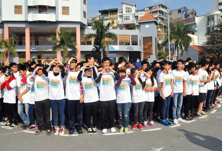 Các VĐV hào hứng tham gia giải Việt dã Hạ Long 2014 - Vì tình yêu biển đảo.
