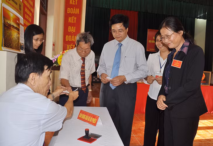 我省省委副书记、省选举指导委员会副主席杜氏凰视察锦普市锦石区选举投票工作。