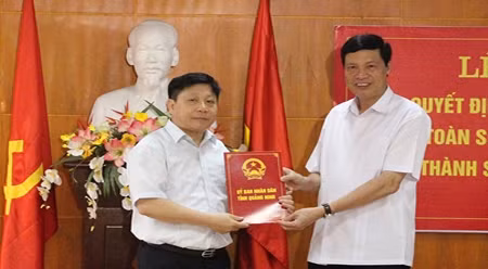 向何光龙先生授予广宁省旅游厅厅长任命书。（图片来源：VGP）