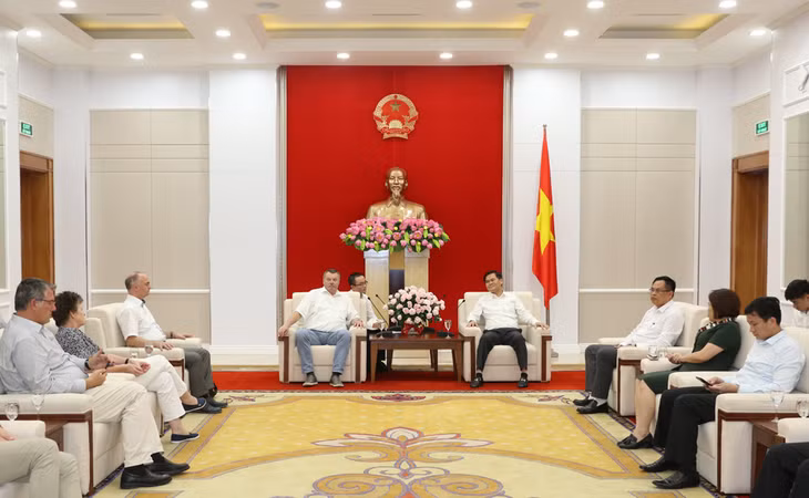 广宁省人民委员会副主席裴文康会见英国国际贸易部副代表团。