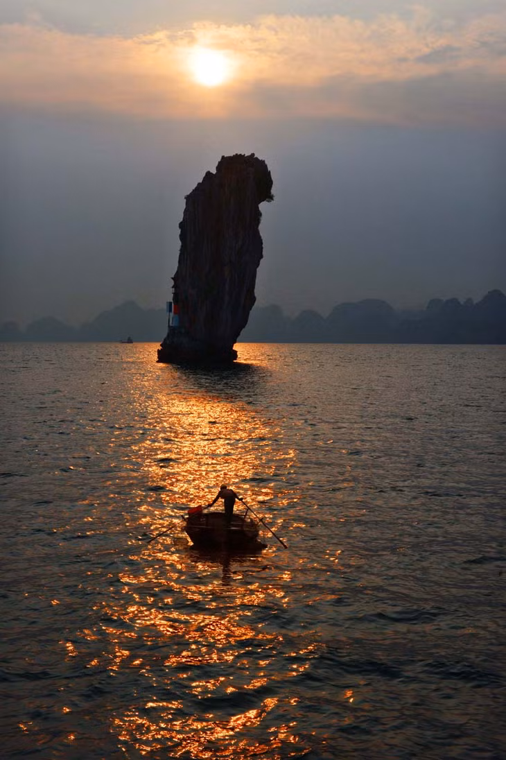 Chiều về trên hòn Đũa.