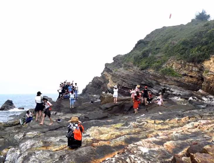 姑苏岛县上的龙爪石，自从成为“一生恩怨”电视剧中的取景地已吸引众多游客慕名而来。