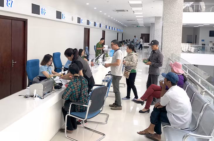 人民群众在公共行政服务中心公安处办理行政手续。