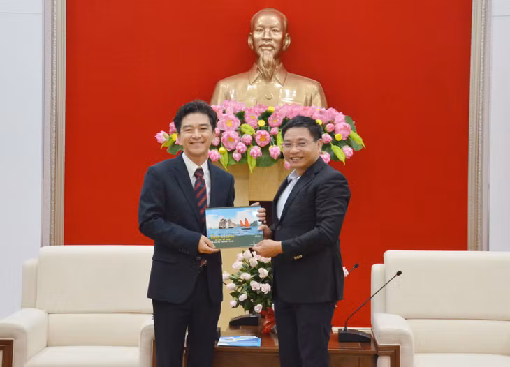 我省人民委员会主席阮文胜向现代建筑工程有限公司领导赠送纪念品。
