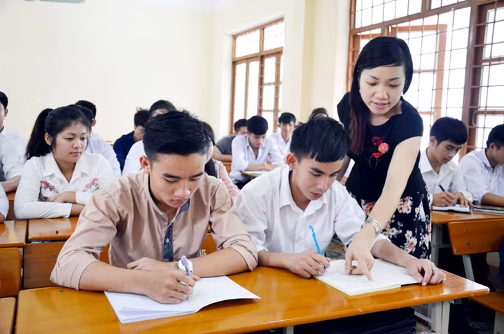 老挝留学生在下龙大学学习。