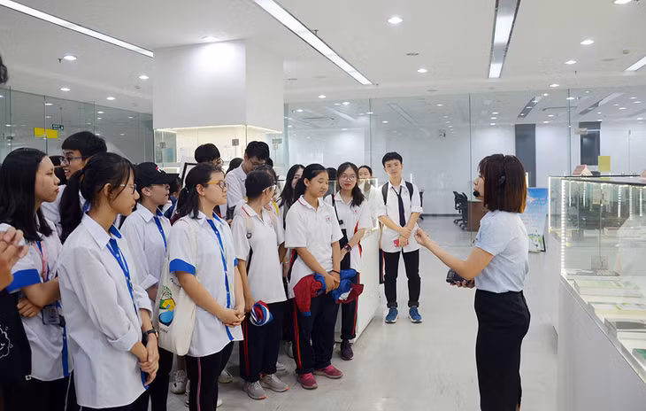 下龙特优高中学生参观我省图书馆的课外活动。