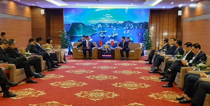 会议全景。